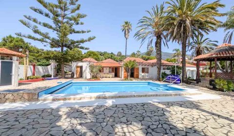 Kanarische Villa mit Pool und parkähnlicher Gartenanlage in Tacande auf La Palma.
