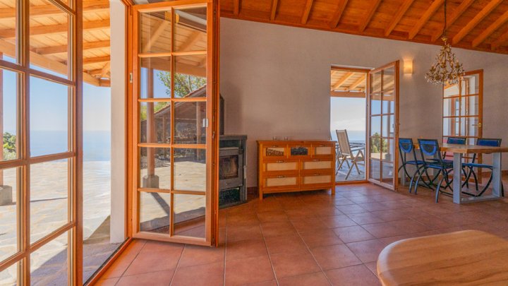 Neuwertige Villa in Top-Lage mit Meerblick in Tijarafe