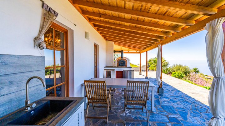 Neuwertige Villa in Top-Lage mit Meerblick in Tijarafe