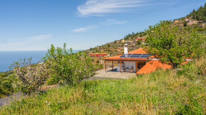 Neuwertige Villa in Top-Lage mit Meerblick in Tijarafe