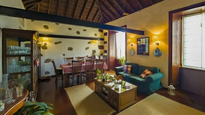 Altkanarisches Herrenhaus komplett renoviert mit Terrasse und Meerblick