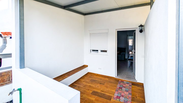 Stadthaus mit zwei Wohneinheiten mit Dachterrasse und Meerblick