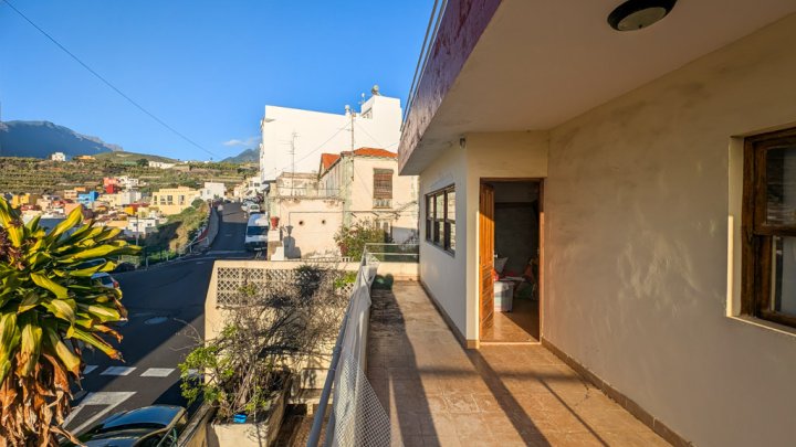 Townhouse with Rooftop Terrace and Rare Building Plot in Tazacorte