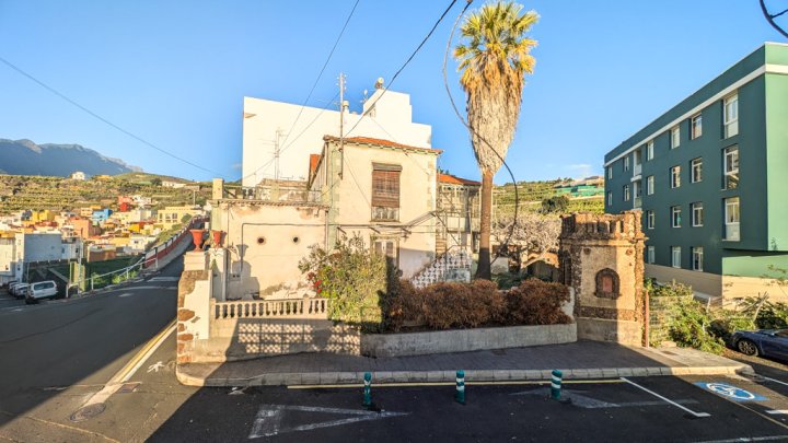 Townhouse with Rooftop Terrace and Rare Building Plot in Tazacorte