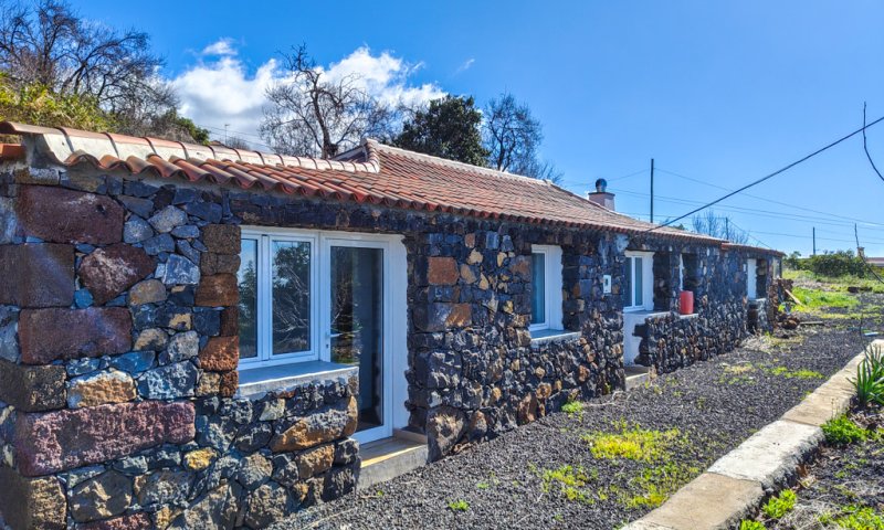 Casa Canaria con Tres Estudios y Múltiples Posibilidades en Tinizara