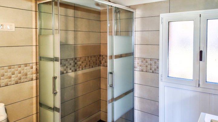 Casa Canaria con Tres Estudios y Múltiples Posibilidades en Tinizara