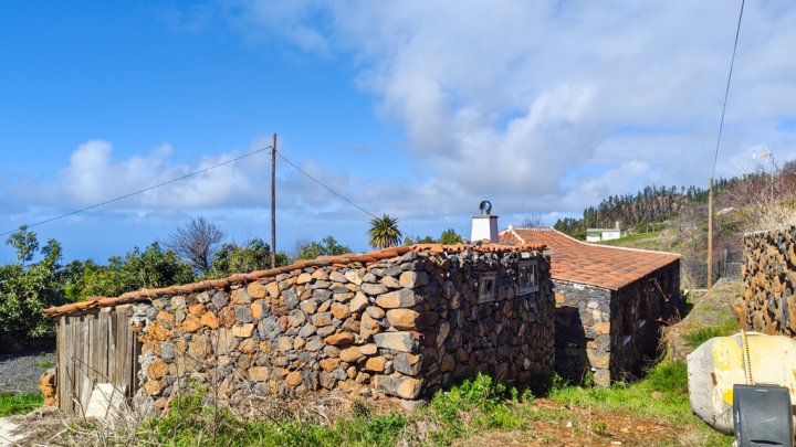 Casa Canaria con Tres Estudios y Múltiples Posibilidades en Tinizara