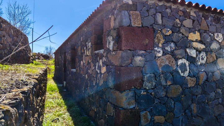 Casa Canaria con Tres Estudios y Múltiples Posibilidades en Tinizara