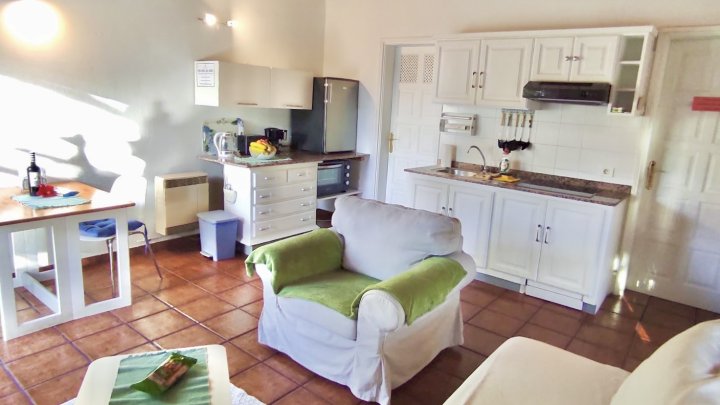 Apartmentanlage mit Pool, tropischem Garten und Meerblick in Las Manchas