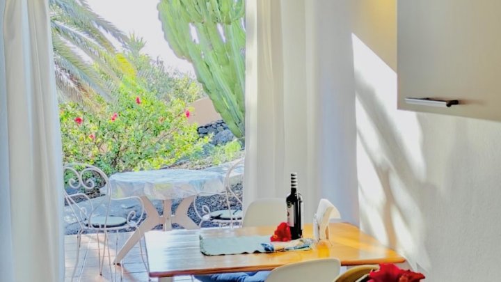 Apartmentanlage mit Pool, tropischem Garten und Meerblick in Las Manchas