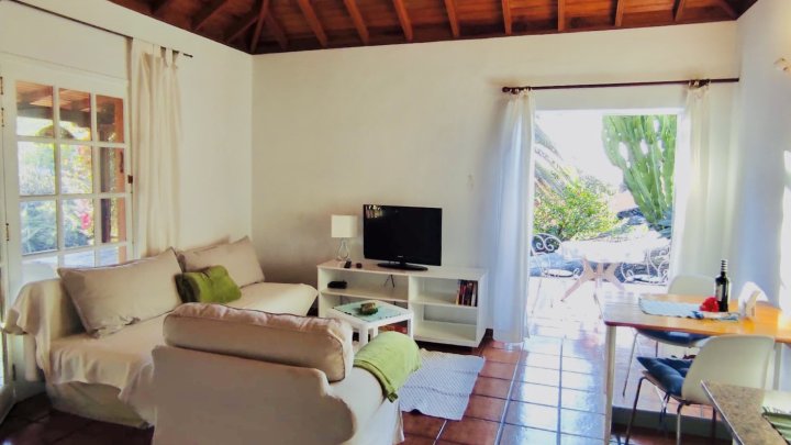 Apartmentanlage mit Pool, tropischem Garten und Meerblick in Las Manchas