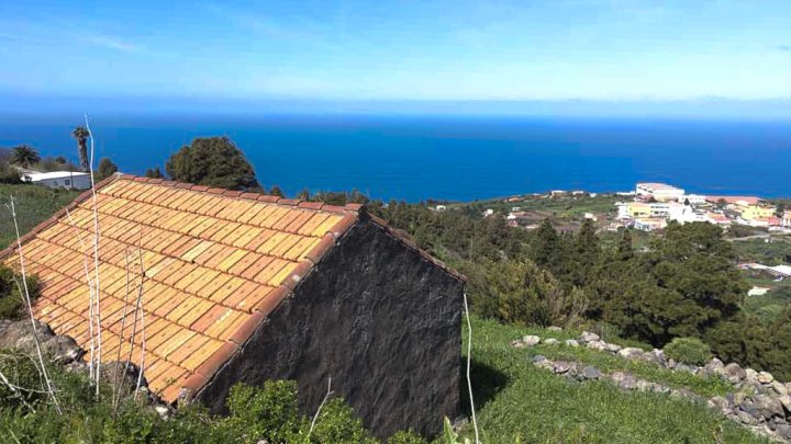 Canarian Property Ensemble with Sea Views and Large Plot in Garafía