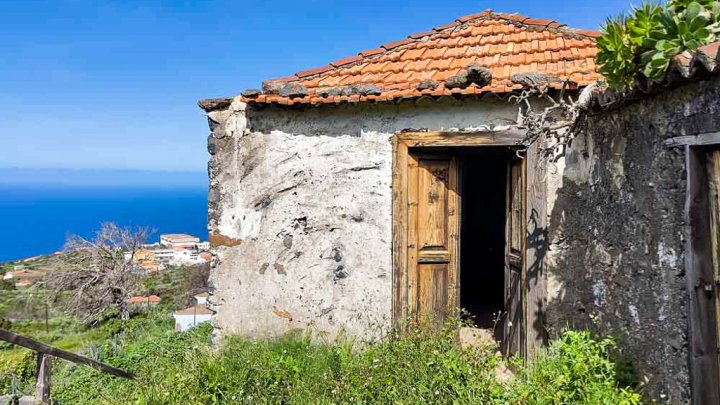 Canarian Property Ensemble with Sea Views and Large Plot in Garafía