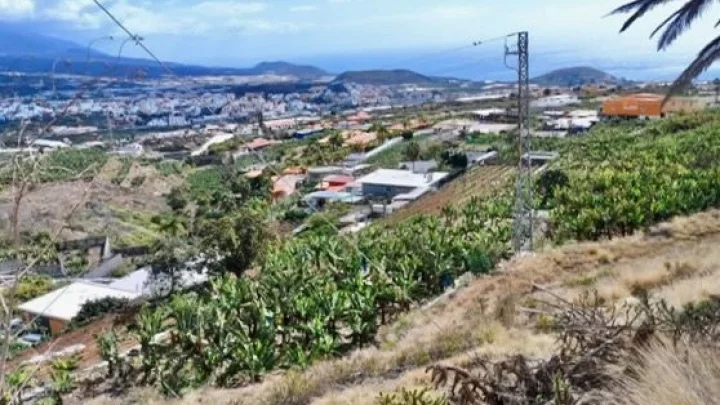 Grundstück mit Baugenehmigung und Atlantikblick in Los Barros