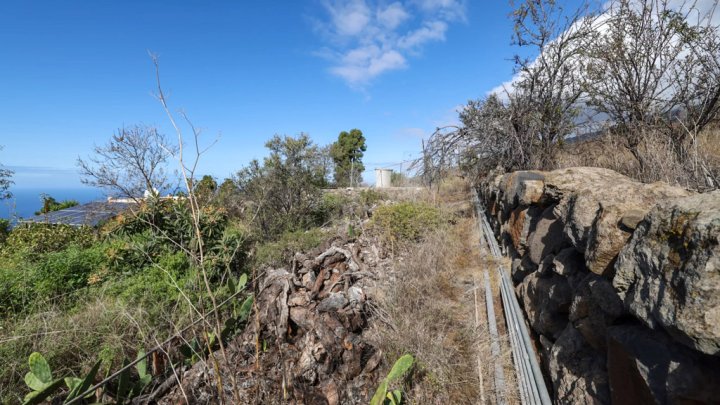 Grundstück mit Wasserbecken und Tourismuspotenzial in Tijarafe