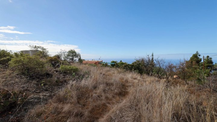 Grundstück mit Wasserbecken und Tourismuspotenzial in Tijarafe