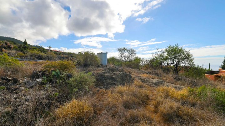 Grundstück mit Wasserbecken und Tourismuspotenzial in Tijarafe